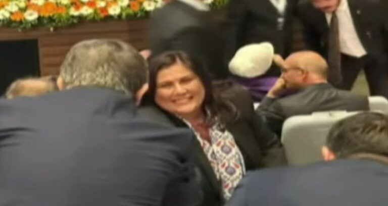 chpli-vekil-cercioglunu-tiye-aldi-hapse-girmedim-gulusu-BpdcDXFO.jpg