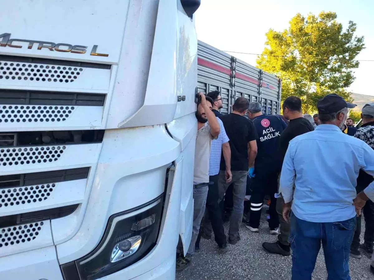 golbasinda tir ile otomobil carpisti 3 yarali 8Dzq3vJ8