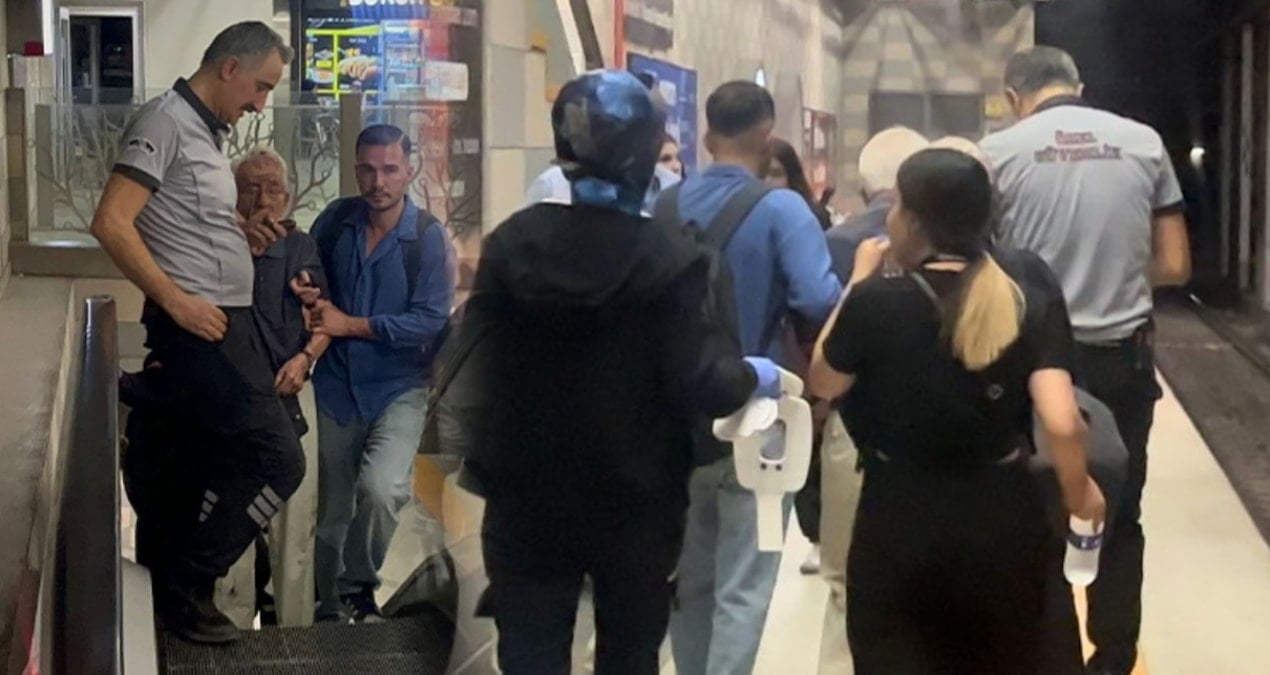 ogrencilerin sakasi yasli adami raylara dusurdu metroda korku dolu dakikalar zuY3Tjs5