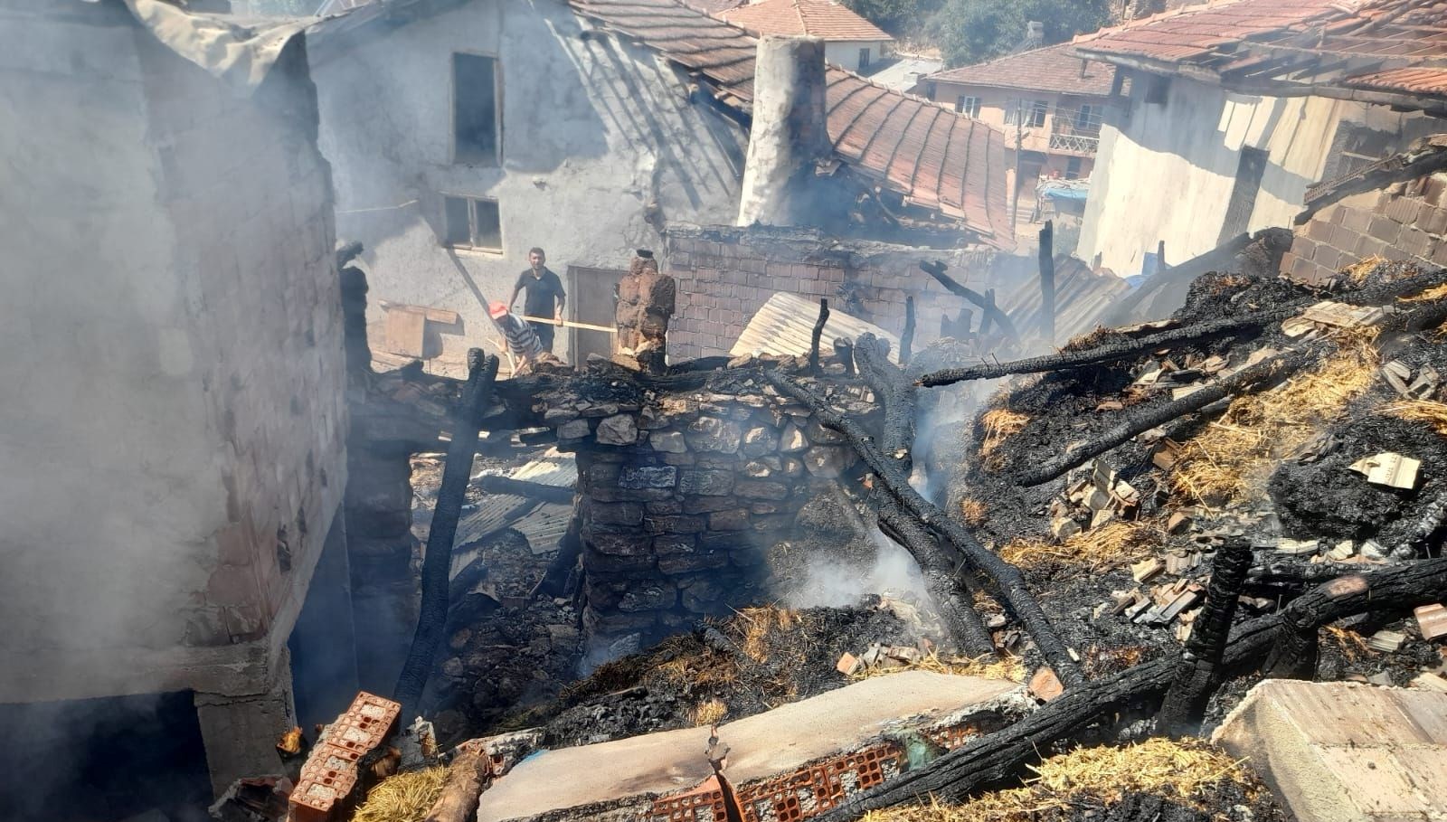 tokatta yangin ev ve samanlik kullanilamaz hale geldi BXgh8ZAN