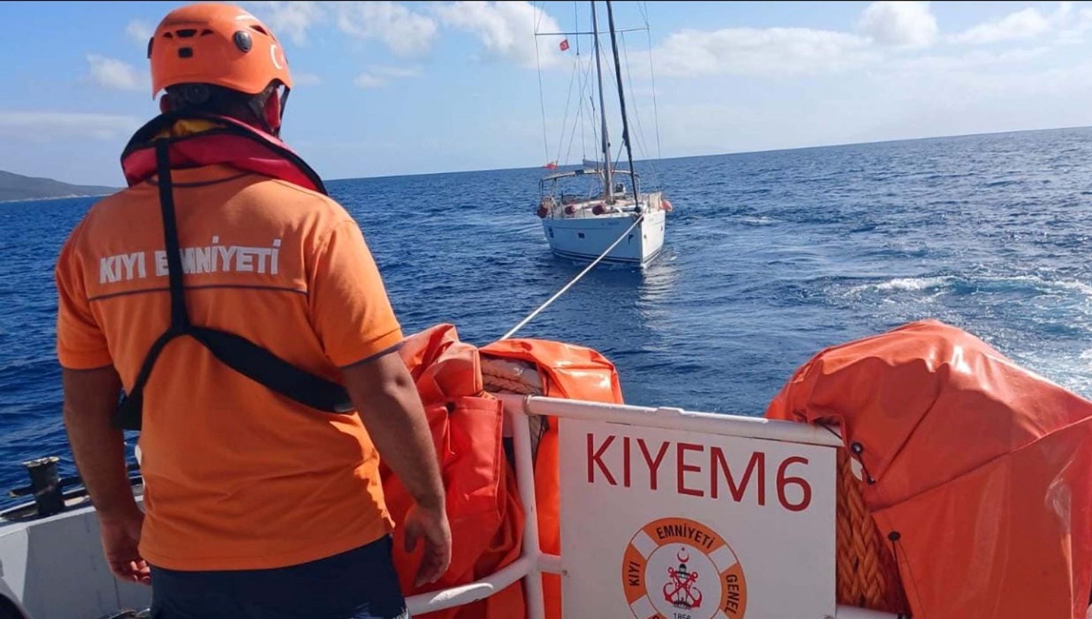 bodrumda suruklenen tekne kurtarildi C8e1tcOt.jpg