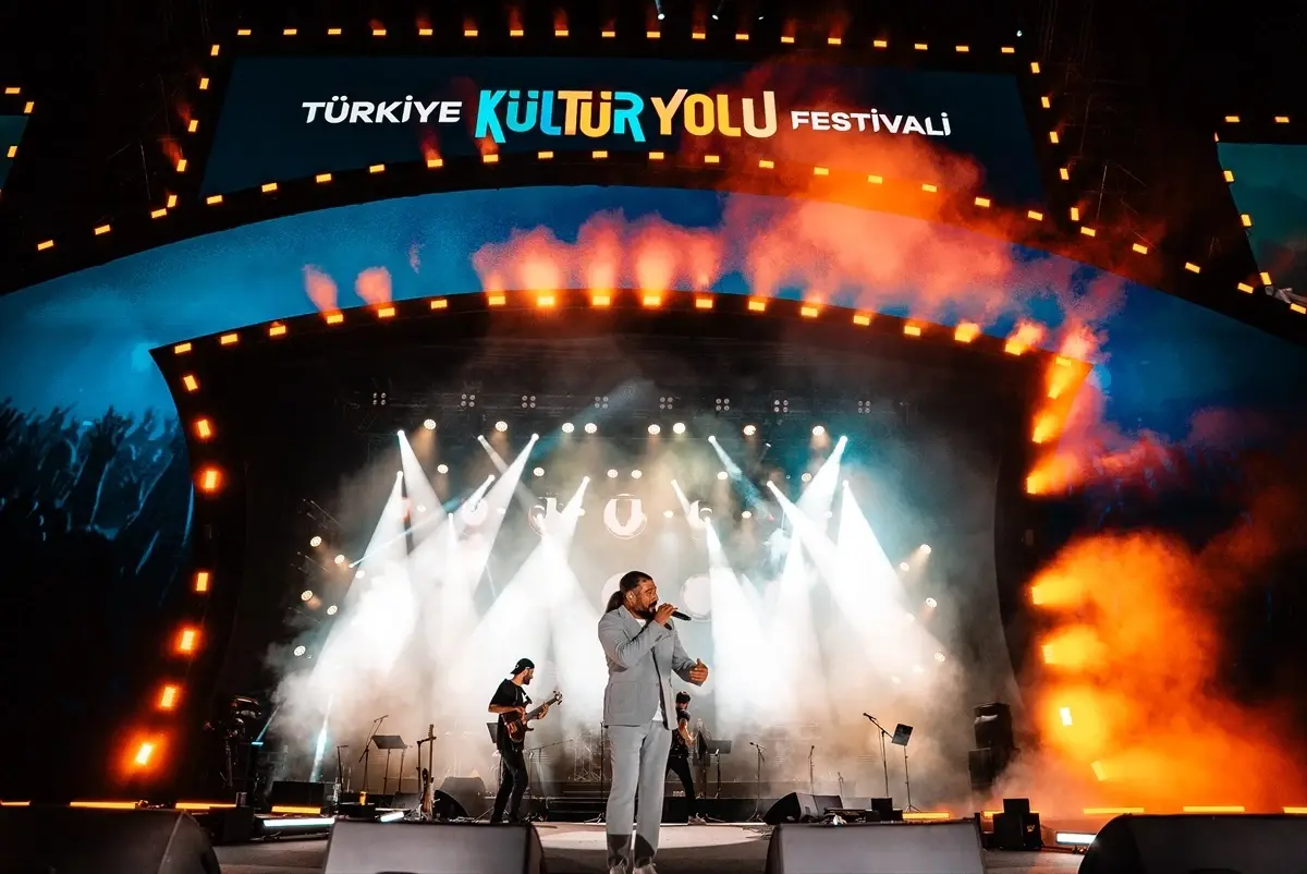 diyarbakir kultur yolu festivalinde ferat ungur konser verdi thzfN22z.jpg