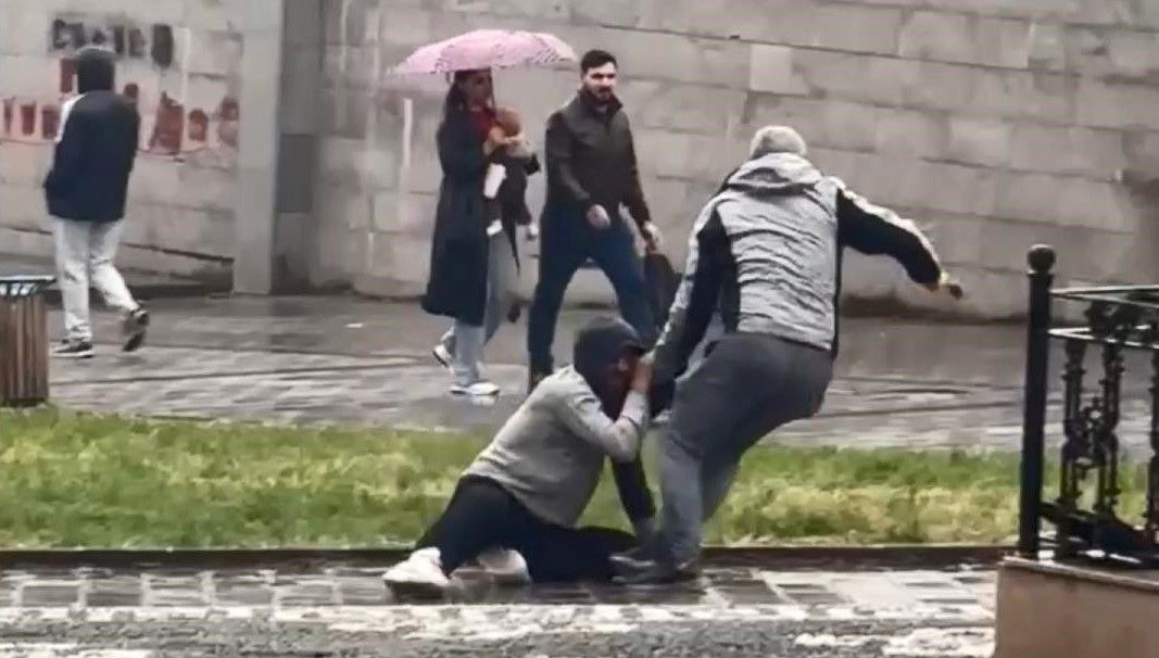 gaziosmanpasada sokak ortasinda kavga kaldirim tasiyla dovdu wWwaky3D.jpg