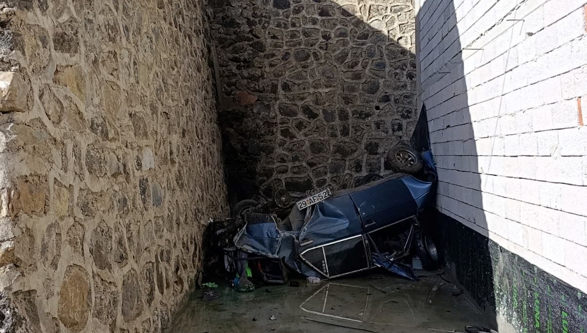 gumushanede otomobil istinat duvarini asip otoparka dustu 1GHC99by.jpg