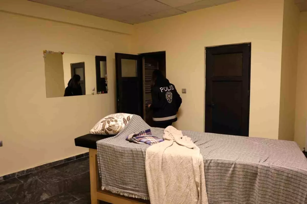 nevsehirde fuhus operasyonu 5 gozalti 6 kadin kurtarildi wWjDmw1Z.jpg