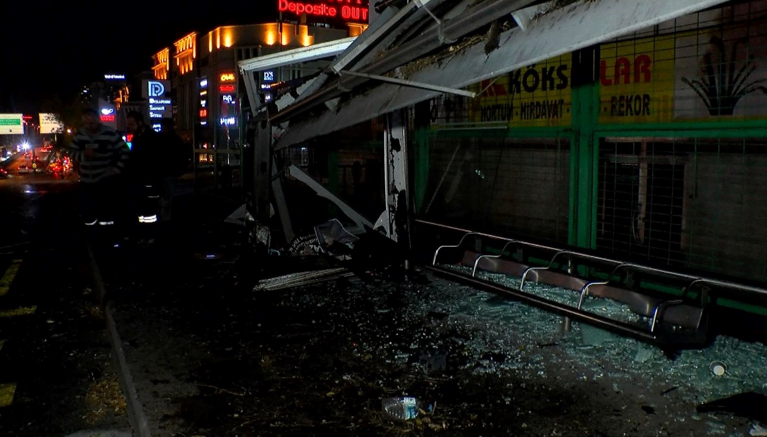 otomobil duraga daldi agac faciayi engelledi 1 yarali sTY2gvgv.jpg